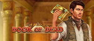 Die Figur Rich Wilde aus dem Slot von Play'n GO hält eines der rätselhaften Bücher in seiner rechten Hand.